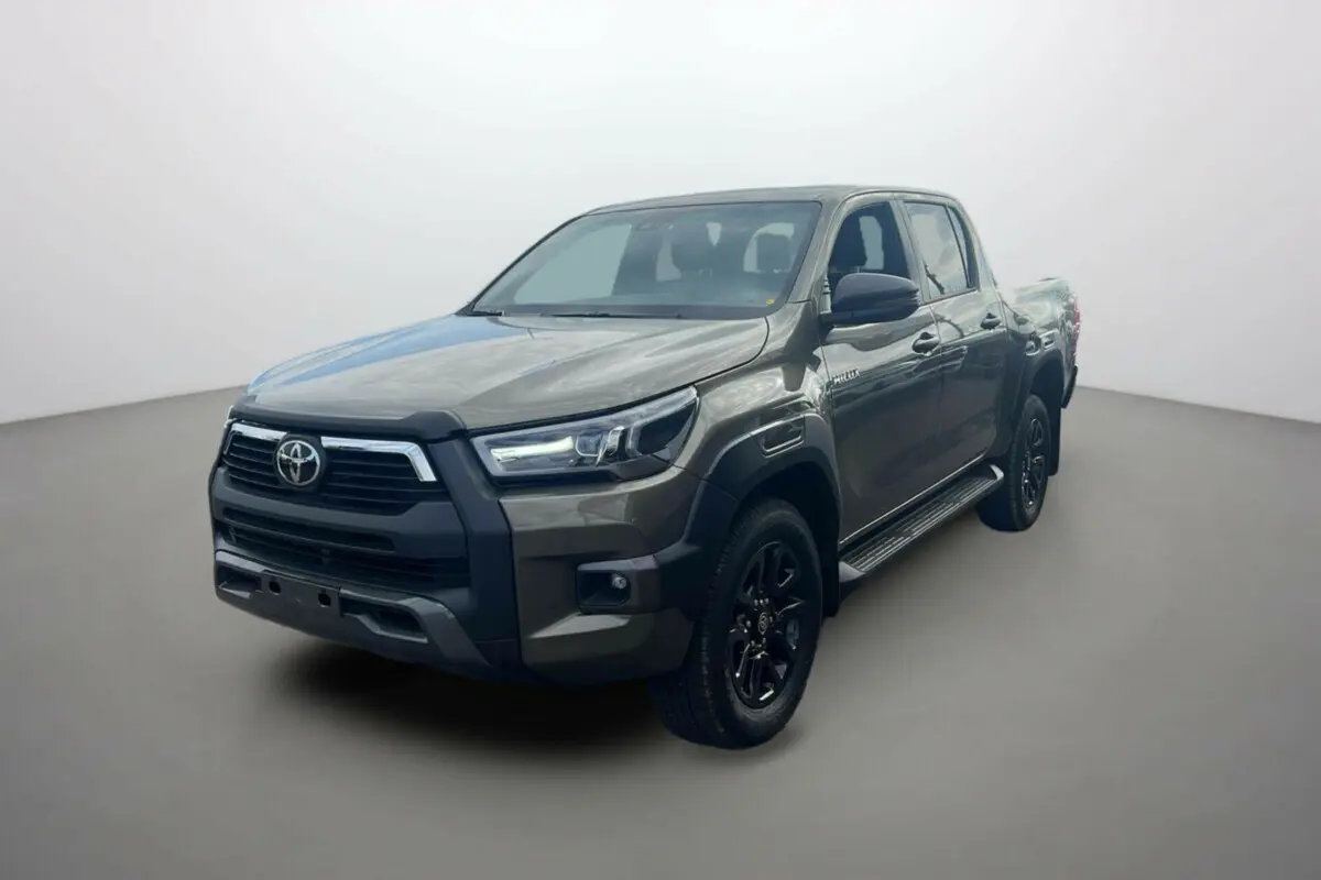 Toyota Hilux 4x4 2025 en bronze impérial, vu en 3/4 avant droit avec jantes noires et calandre marquée.