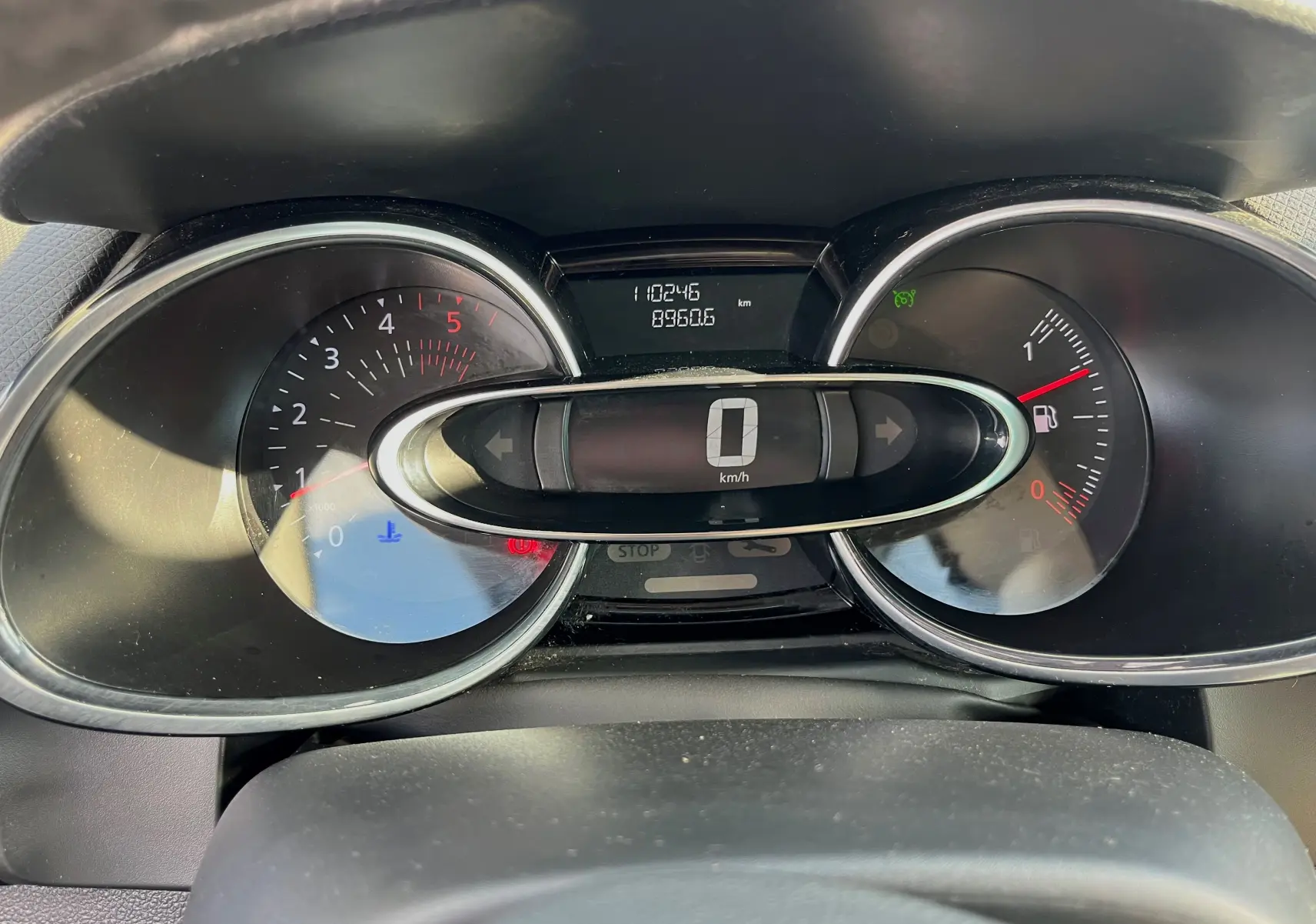 Vue intérieure centrée sur la console centrale noire brillante et le levier de vitesse manuel de la Renault Clio IV 2019.