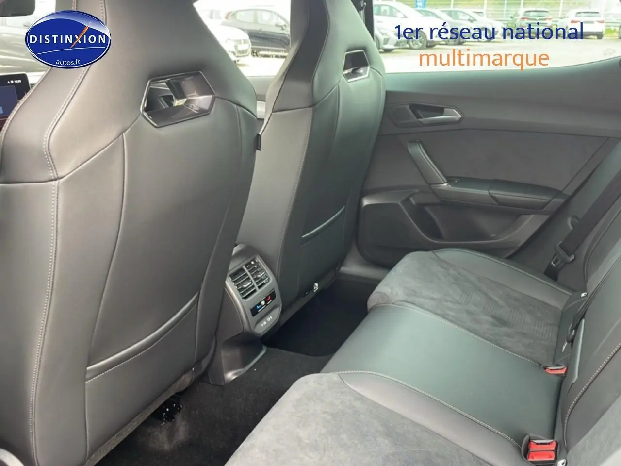 Vue intérieure arrière côté droit du CUPRA Formentor noir, sièges en cuir et alcantara avec aérateurs et ports USB-C.