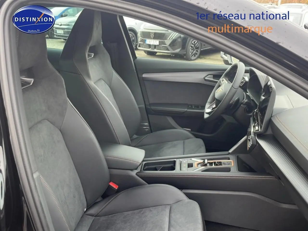 Intérieur avant de la CUPRA Formentor noir, vue côté droit montrant sièges sport et console centrale avec volant sport.