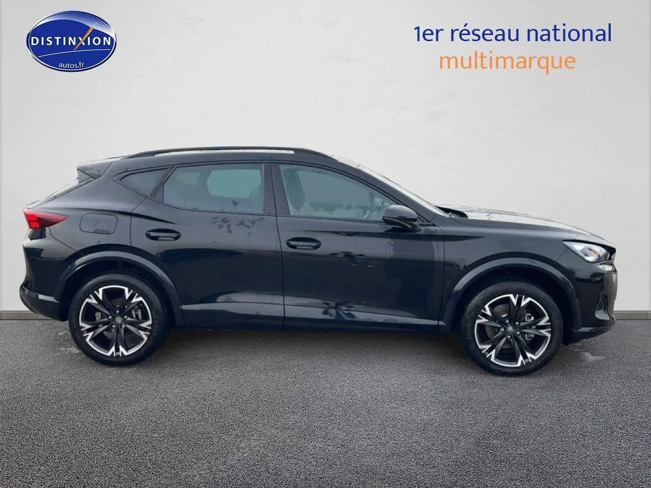 Profil droit d'un CUPRA Formentor noir 2025 avec jantes 18 pouces et barres de toit noires sur fond neutre.