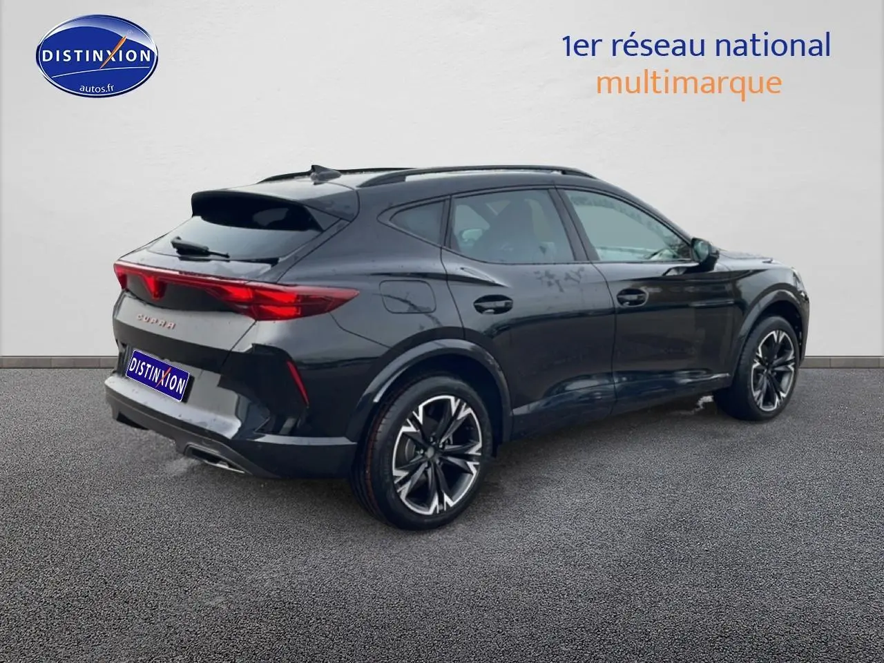 SUV CUPRA Formentor noir en 3/4 arrière droit, avec jantes 18 pouces et barres de toit noires.