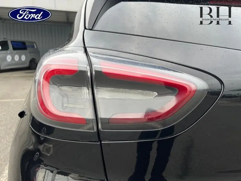 Gros plan sur le feu arrière droit du Ford Puma 1.5 EcoBlue noir Agate métallisé, soulignant son design LED distinctif.