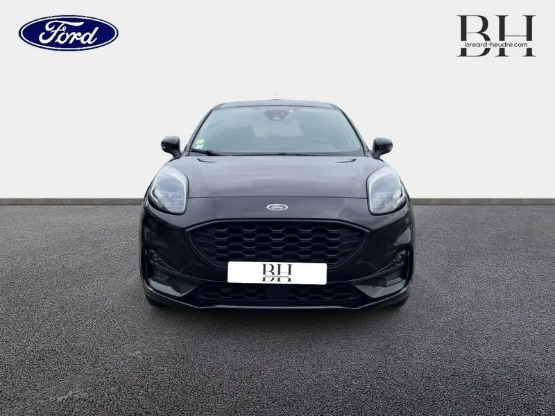Vue avant d'une Ford Puma 1.5 EcoBlue noire métallisée avec calandre hexagonale et phares arrondis.