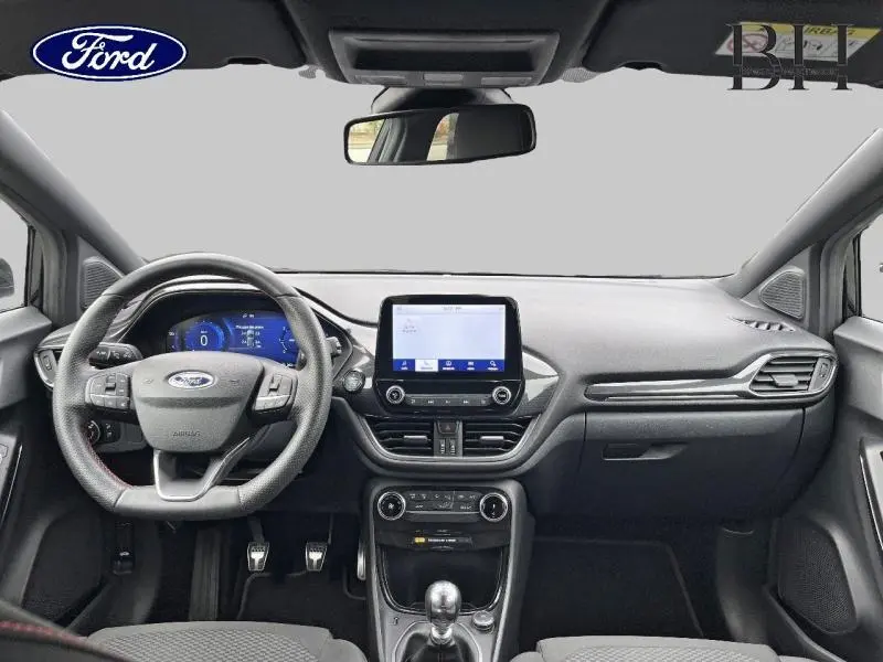 Vue intérieure avant du Ford Puma noir Agate Métallisée 2021, avec volant multifonction et écran tactile central.
