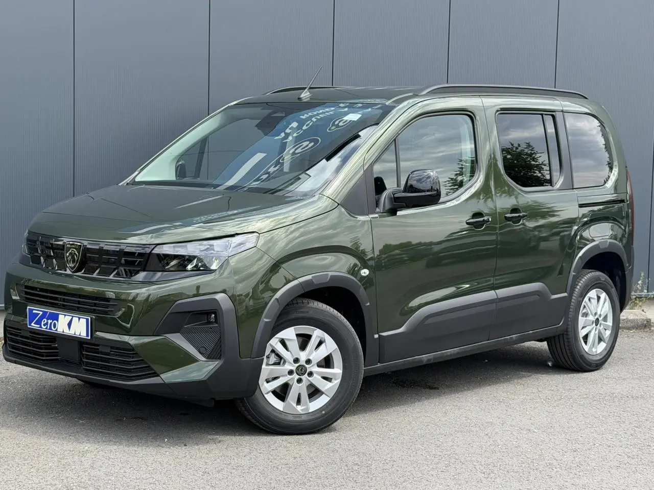 Peugeot Rifter M 1.5 BlueHDI 130 Allure vert Sirkka, vue 3/4 avant droit avec portes coulissantes et jantes alu.