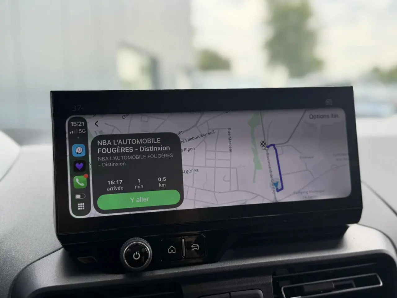 Écran tactile 10 pouces du Peugeot Rifter M 1.5 BlueHDI 130 Allure affichant la navigation GPS en intérieur.