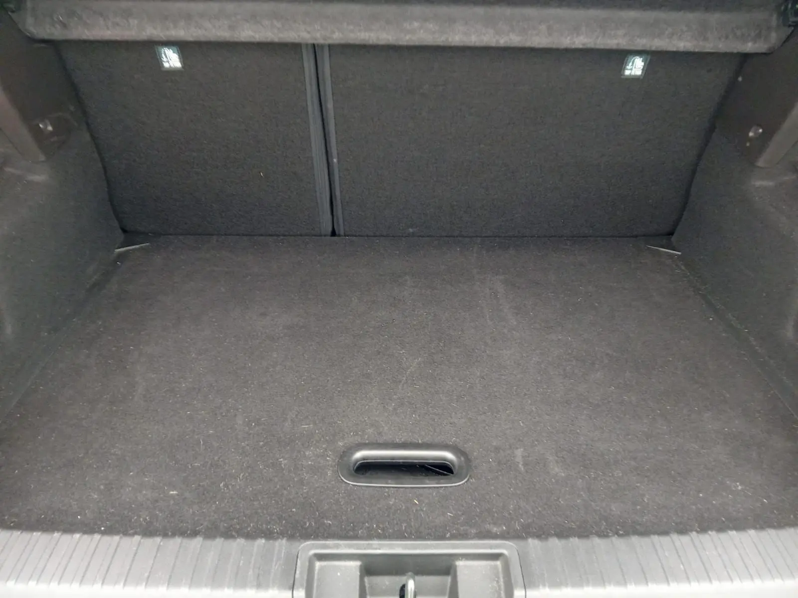 Vue intérieure du coffre spacieux et vide du Renault Captur E-Tech Full Hybrid 145 Techno 2023, revêtement noir.