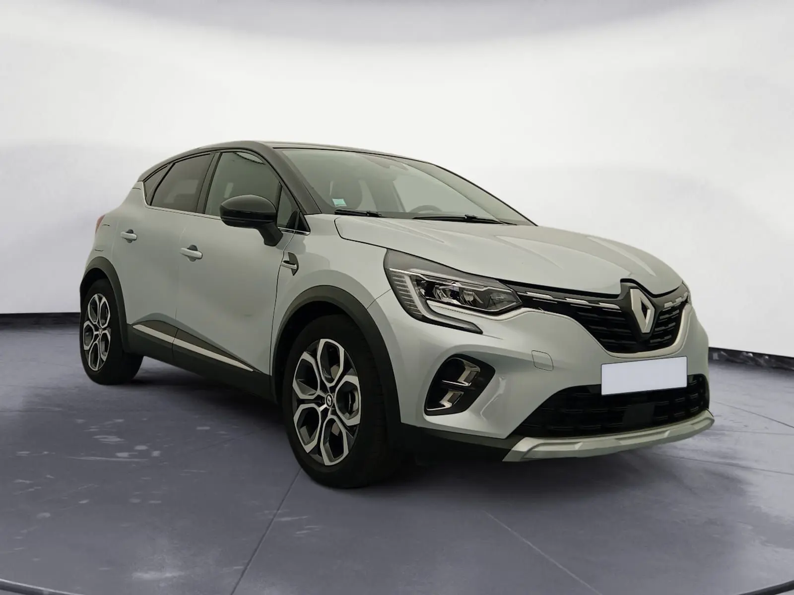 Renault Captur E-Tech Full Hybrid 145 Techno 2023 en gris alu/noir, vue 3/4 avant avec jantes alliage 18 pouces.