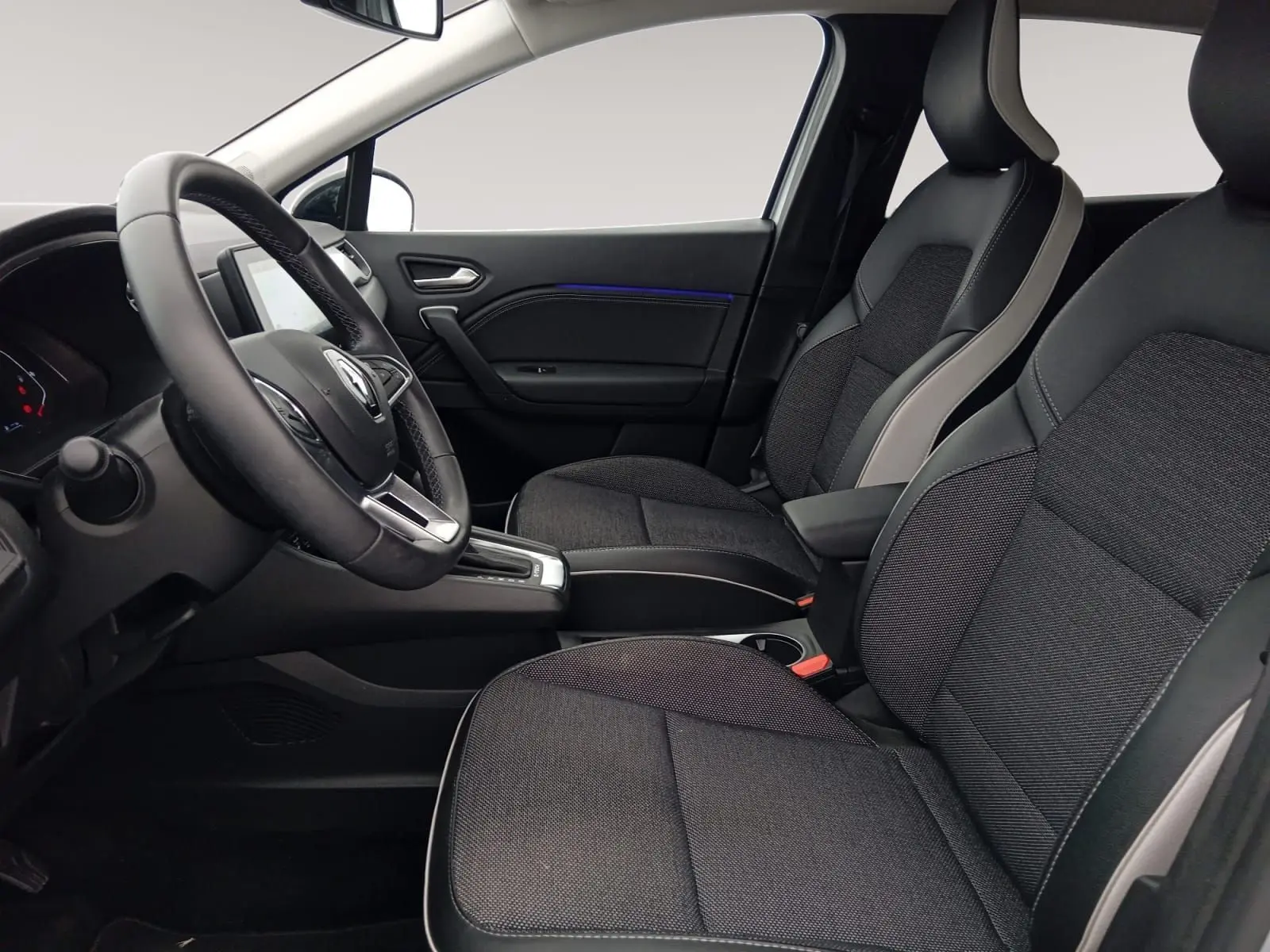 Vue intérieure côté gauche du Renault Captur E-Tech Full Hybrid 145 Techno 2023, sièges tissu gris avec surpiqûres claires.