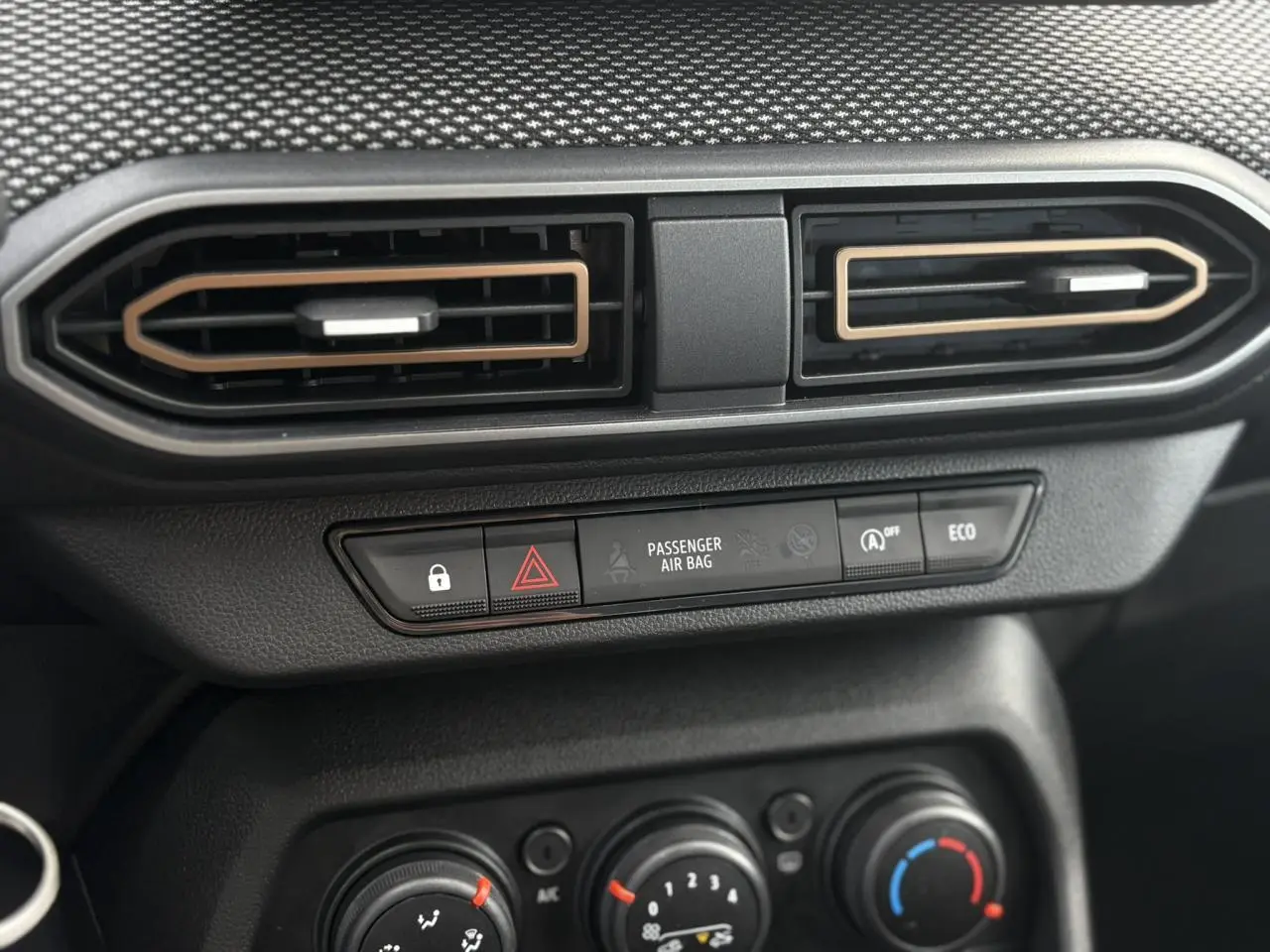 Détail des aérateurs et commandes centrales du tableau de bord du Dacia Sandero Stepway 2025 en finition Expression.