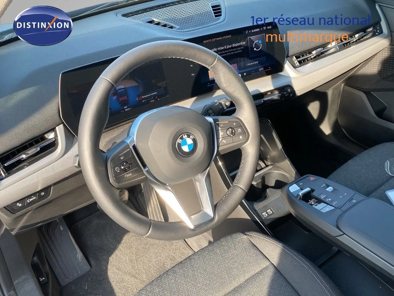 Intérieur du BMW X1 18I 2024 vu côté conducteur, volant cuir et tableau de bord numérique moderne.