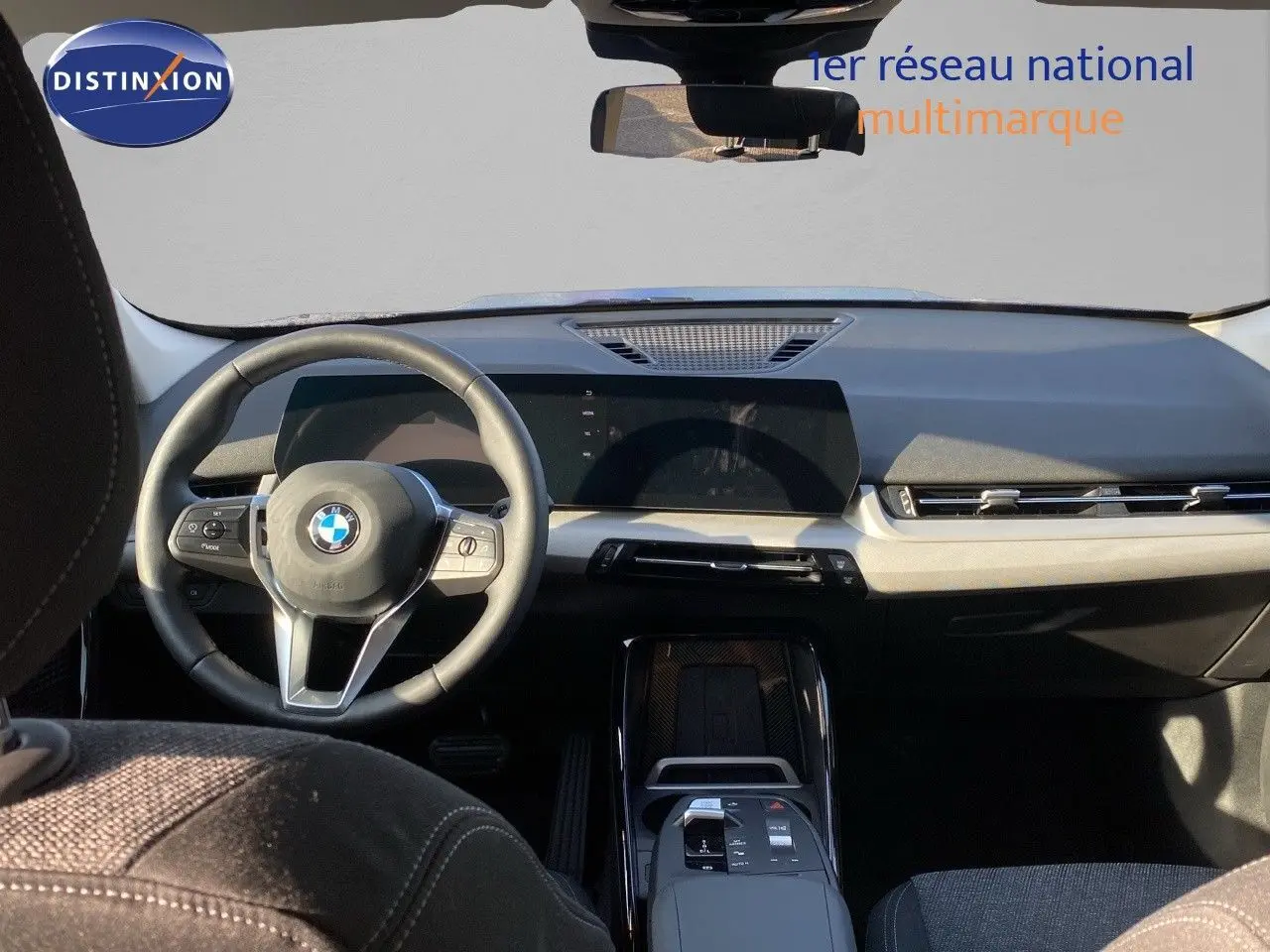 Intérieur du BMW X1 18I 136CH 2024, vue frontale du tableau de bord et volant avec finition sobre et moderne.