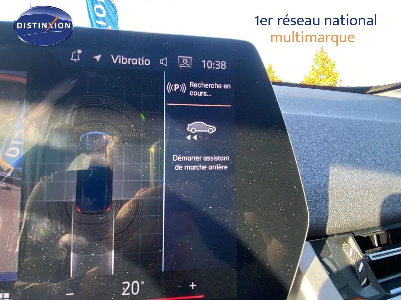 Écran tactile du tableau de bord du BMW X1 18I bleu Phytonic, affichant l'assistant de marche arrière en fonctionnement.