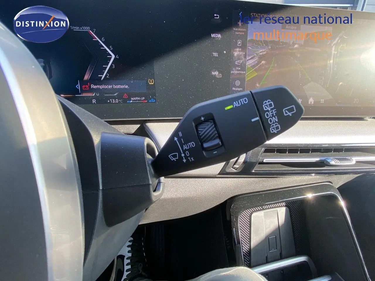 Gros plan sur la commande d’essuie-glace automatique côté droit du tableau de bord du BMW X1 18I 2024.