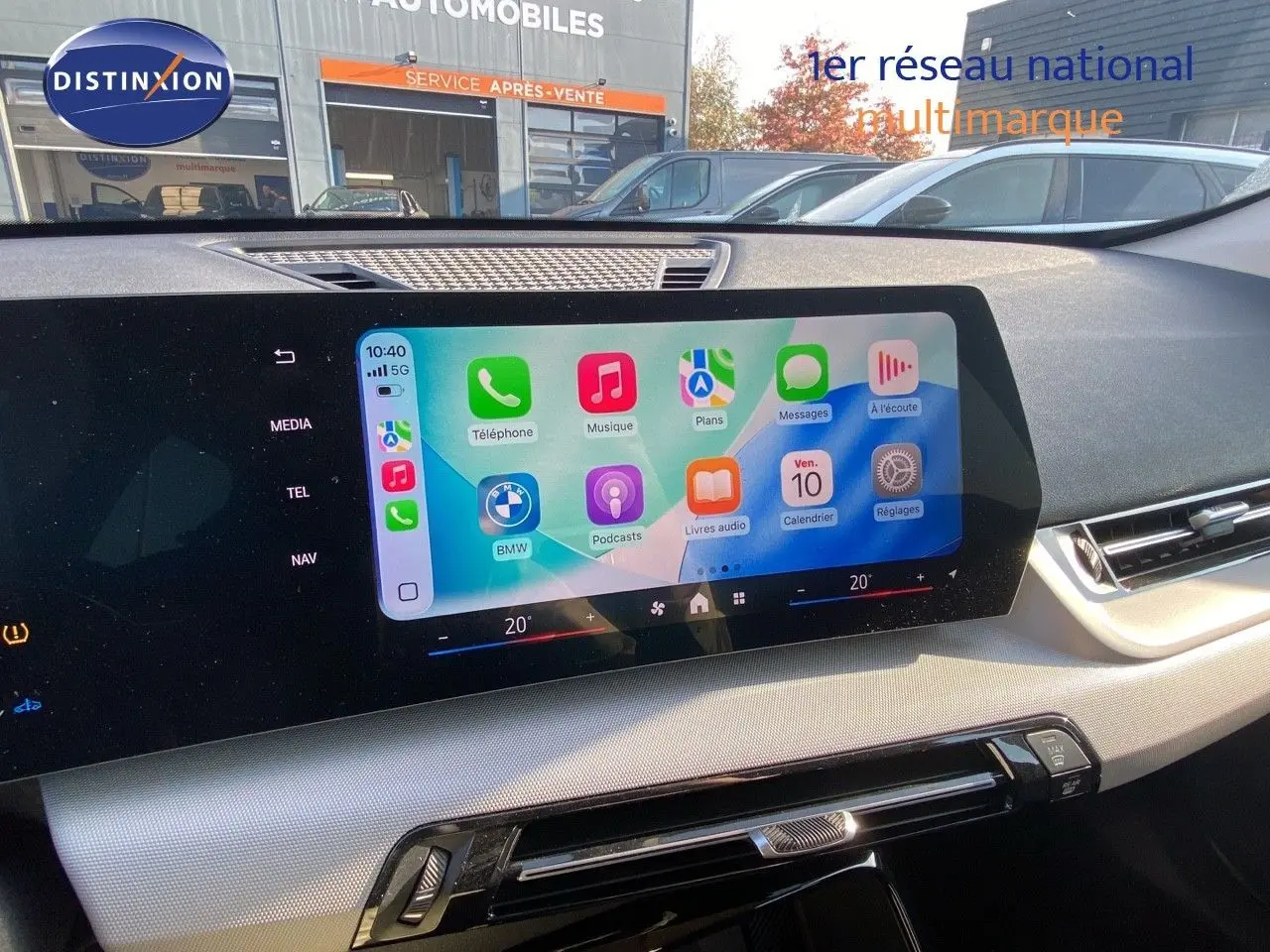 Écran tactile central du tableau de bord d'une BMW X1 18I 2024 avec interface Apple CarPlay affichée.