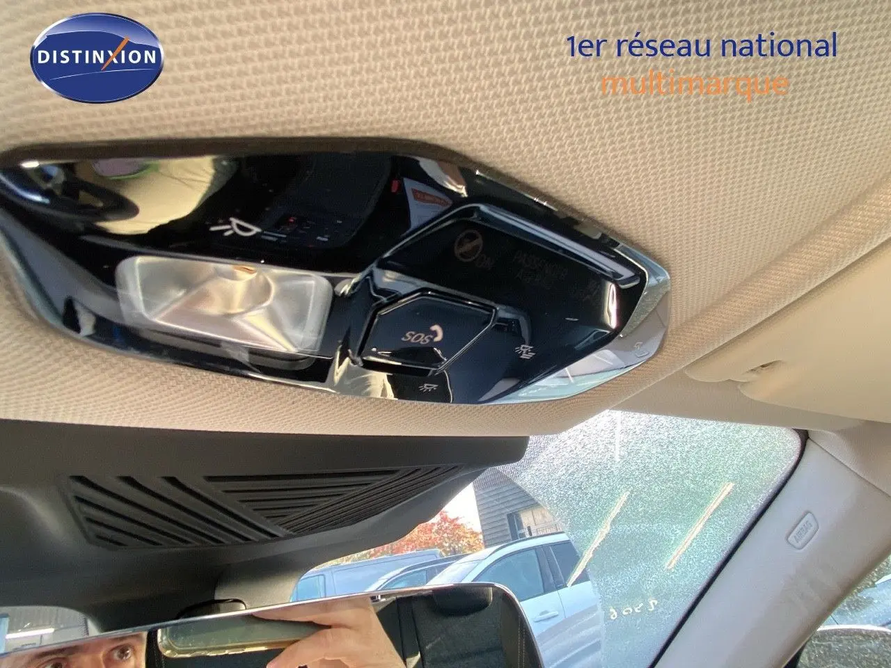 Vue intérieure du plafonnier avec commandes SOS et éclairage sur BMW X1 18I bleu phytonic metal 2024.