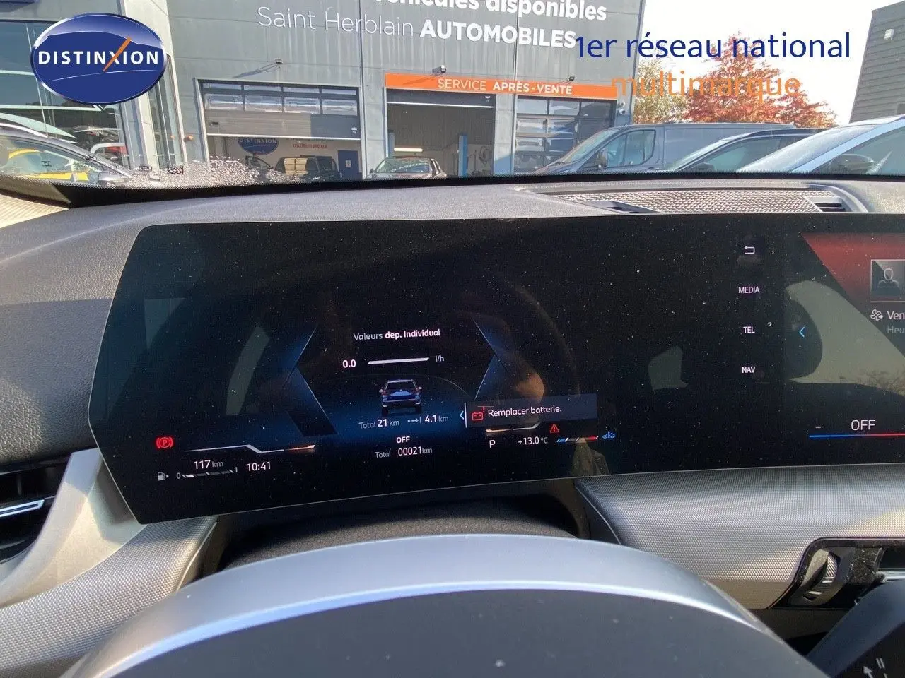 Tableau de bord numérique du BMW X1 18I 2024 avec affichage multifonction et vue partielle du volant.