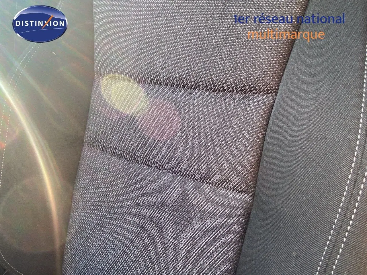 Gros plan sur le tissu gris noir du siège avant d'un BMW X1 18I 136CH DKG7 BUSINESS DESIGN 2024.