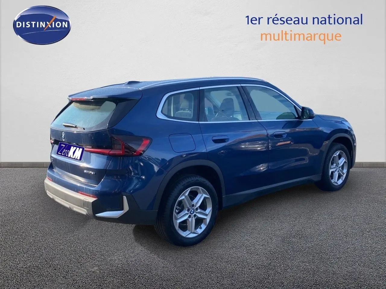BMW X1 18I 136CH bleu Phytonic Metal en 3/4 arrière droit, mettant en valeur ses lignes modernes et jantes alliage.