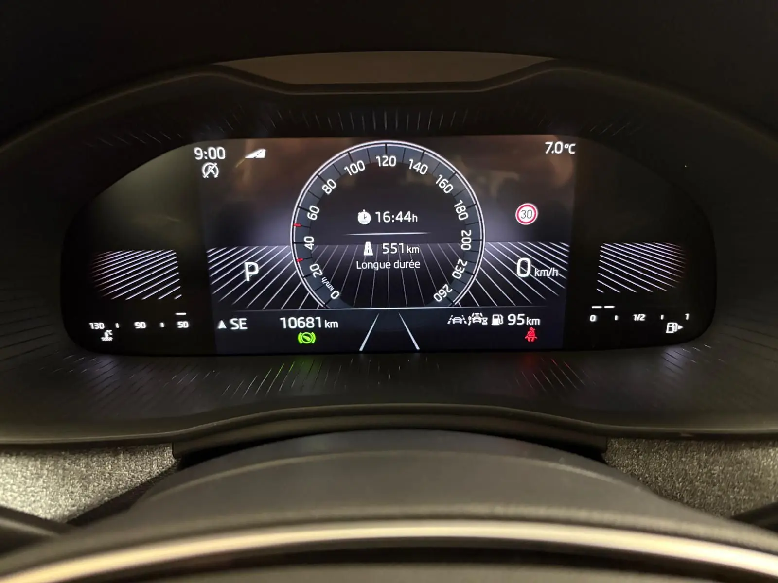 Tableau de bord numérique du Skoda Kamiq 2025 affichant la vitesse, la température et l'autonomie, vue de face.