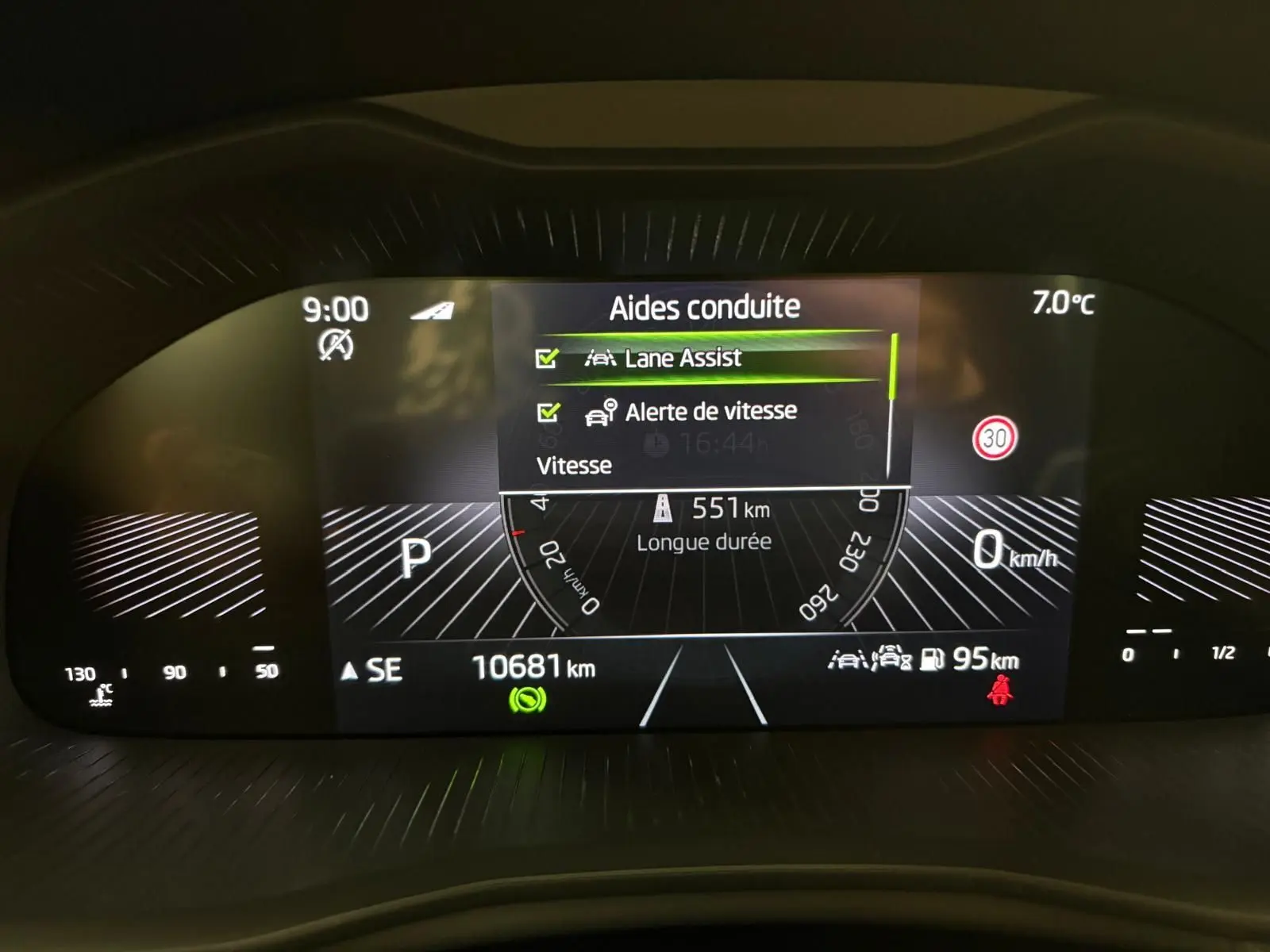 Affichage numérique du tableau de bord du Skoda Kamiq 2025 montrant les aides à la conduite et l'autonomie restante.