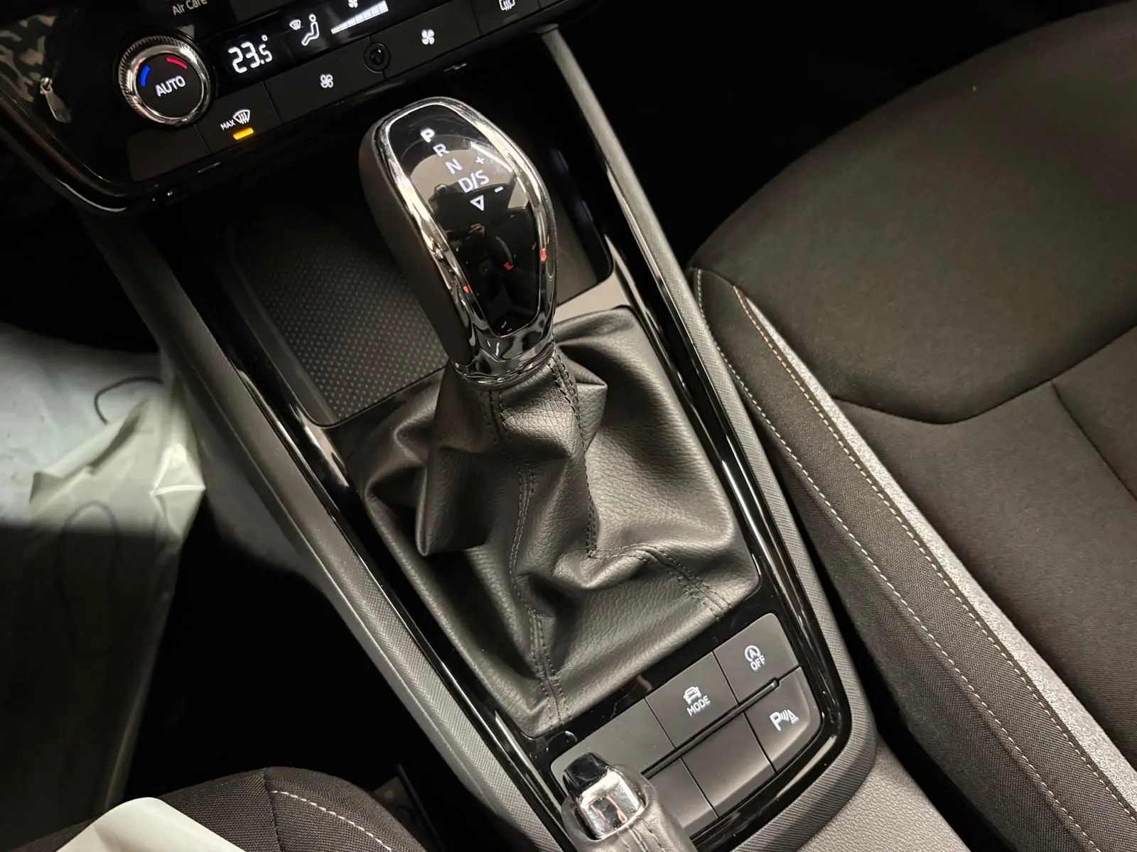 Gros plan sur la console centrale du Skoda Kamiq 2025, montrant le levier de vitesse automatique et les commandes de mode et parking.