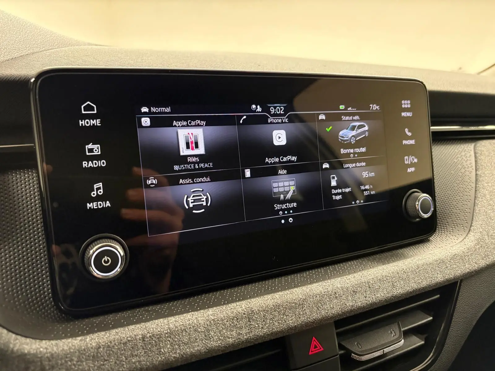 Écran tactile central du tableau de bord du Skoda Kamiq 2025 avec interface Apple CarPlay et commandes intégrées.