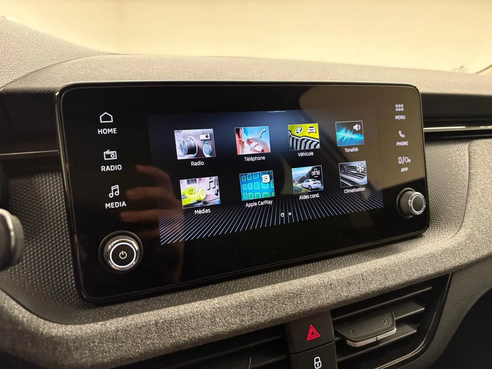 Écran tactile central du tableau de bord du Skoda Kamiq 2025, affichant les options multimédia et connectivité.
