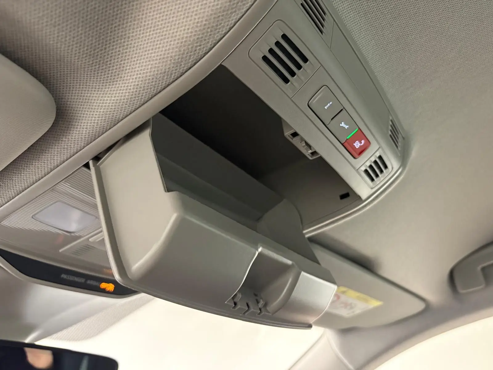 Vue intérieure du coffre à lunettes ouvert sur le plafond gris clair du Skoda Kamiq 2025.