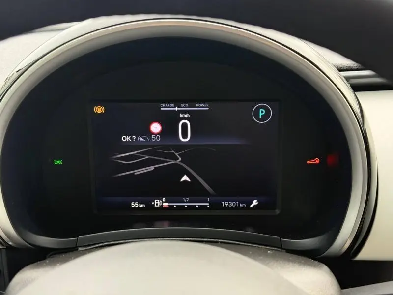 Vue rapprochée du tableau de bord numérique de la Fiat 600 noire, affichant la navigation et la vitesse à 0 km/h.