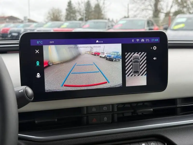 Écran tactile intérieur montrant la caméra de recul avec vue arrière sur un FIAT 600 noir 2024.