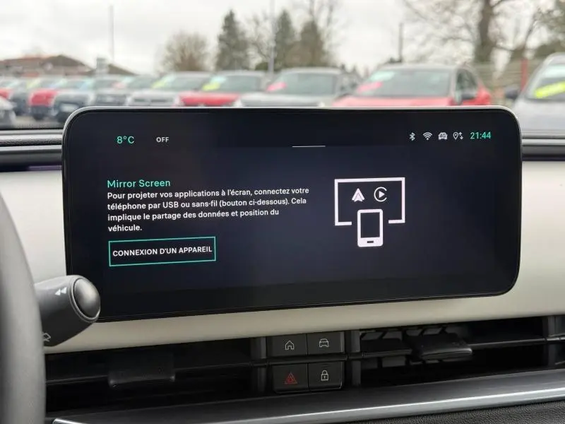 Écran tactile central de la FIAT 600 2024 affichant la fonction Mirror Screen, intérieur clair vu de face.