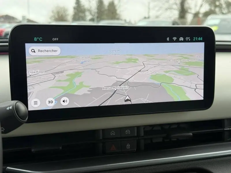 Écran tactile central affichant la navigation GPS dans l'habitacle du FIAT 600 noir, vue de face.