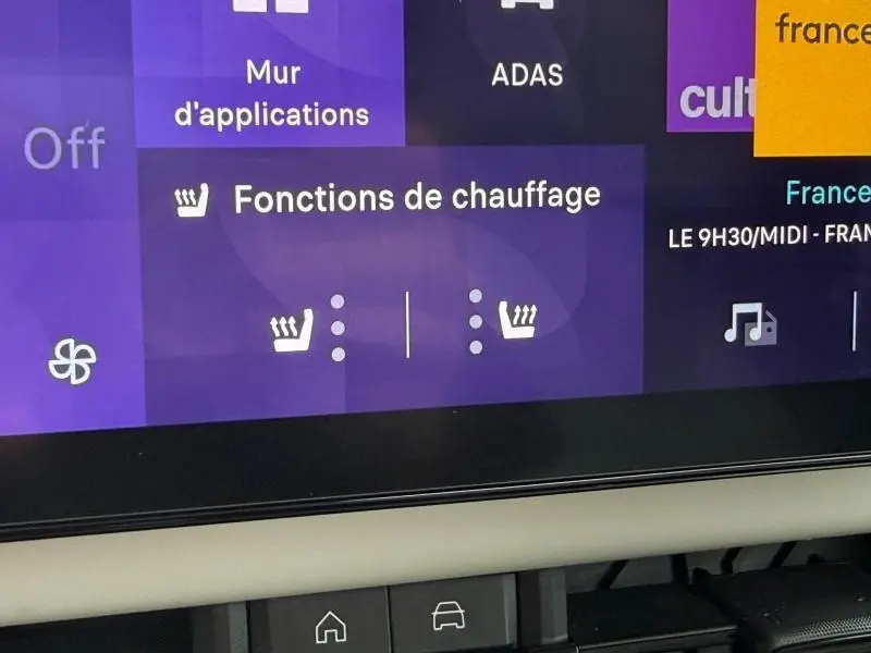 Vue rapprochée de l'écran tactile intérieur de la FIAT 600 noir, affichant les fonctions de chauffage des sièges.