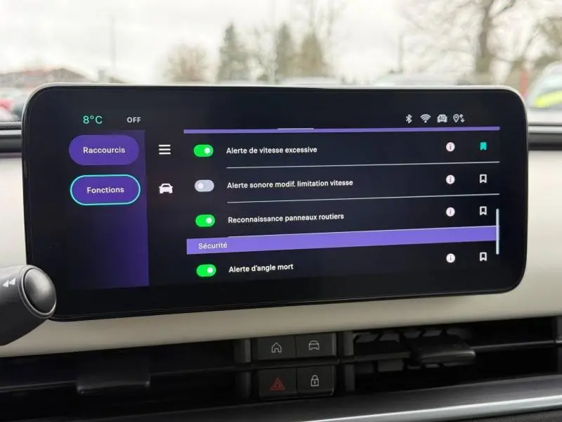 Écran tactile central de la FIAT 600 noir affichant les alertes de sécurité et reconnaissance panneaux routiers.