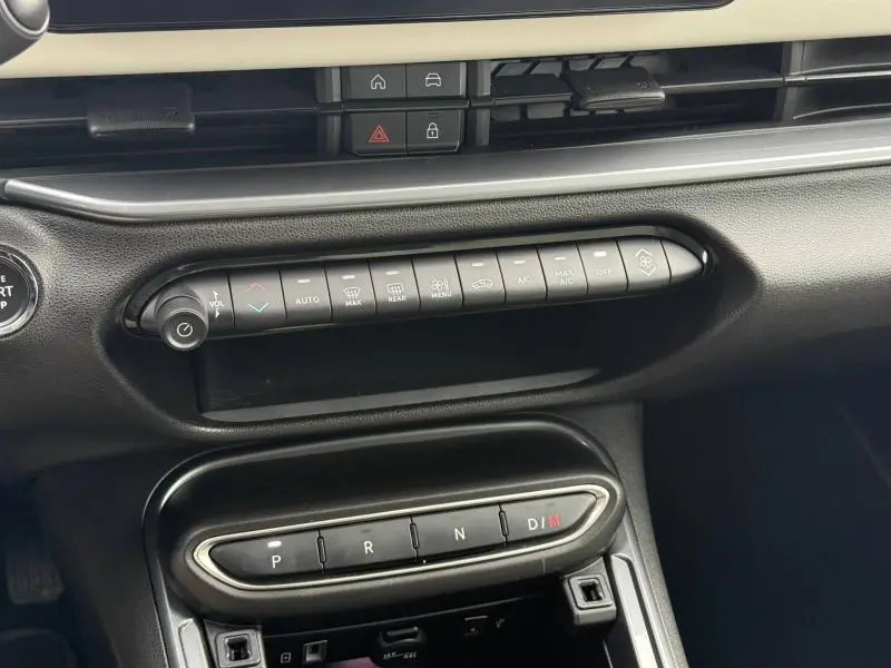 Détail du tableau de bord noir de la FIAT 600 2024 avec commandes climatisation et boîte auto à boutons.