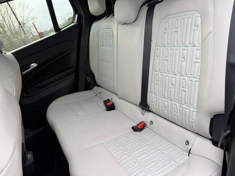 Vue intérieure côté droit sur la banquette arrière beige clair avec motifs FIAT embossés du Fiat 600 2024.
