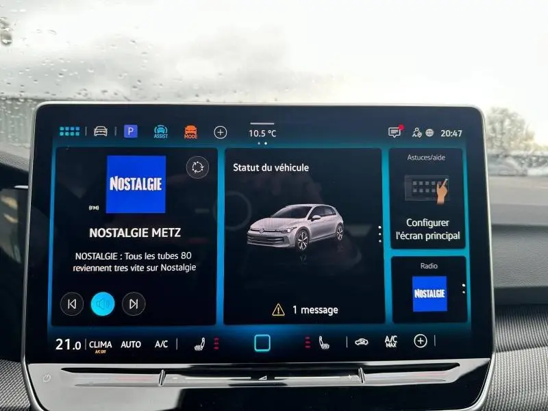 Écran tactile intérieur de la Volkswagen Golf 2.0 TDI R-Line 2026 affichant le statut du véhicule et la radio Nostalgie.