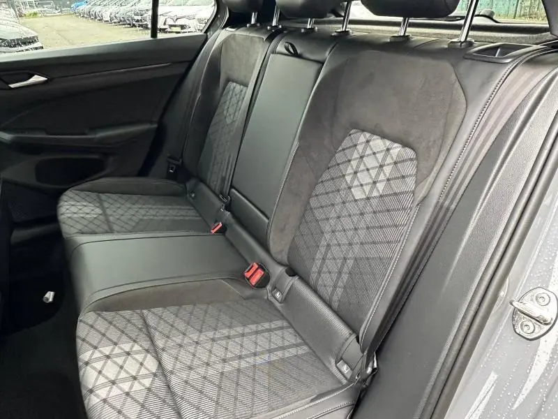 Vue intérieure montrant la banquette arrière grise avec sellerie mixte tissu et alcantara de la Volkswagen Golf 2.0 TDI R-Line 2026.