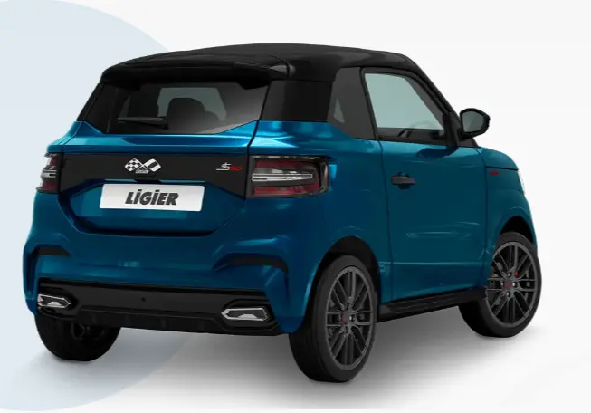 Vue 3/4 arrière droite d'une Ligier JS50 bleu 2026 avec toit noir, feux LED et jantes sport noires.
