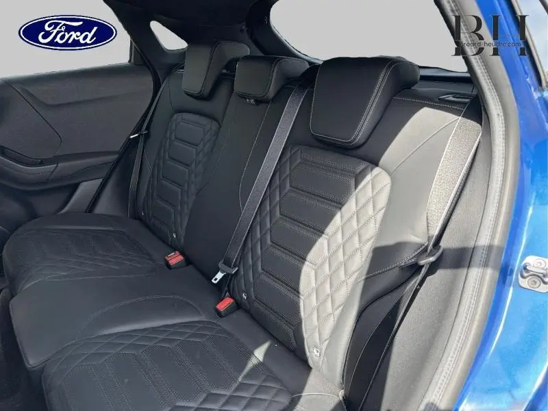 Vue latérale intérieure de la banquette arrière en simili cuir noir sur Ford Puma bleu Fashion Island 2020.
