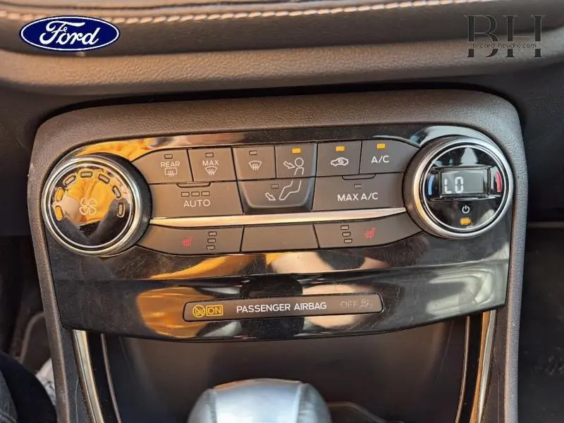 Vue rapprochée du panneau de commande de climatisation et chauffage du Ford Puma 2020 en finition ST-Line.