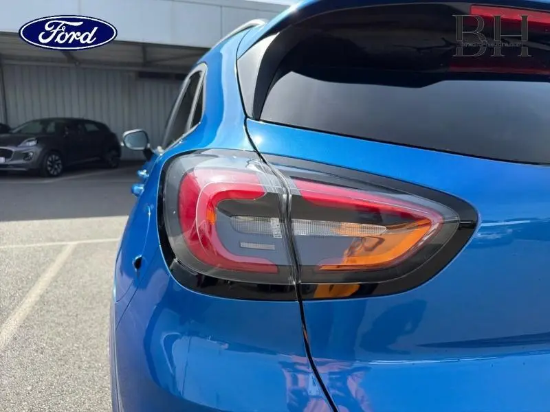 Gros plan sur le feu arrière droit du Ford Puma bleu Fashion Island métallisé avec hayon et lunette arrière surteintée.