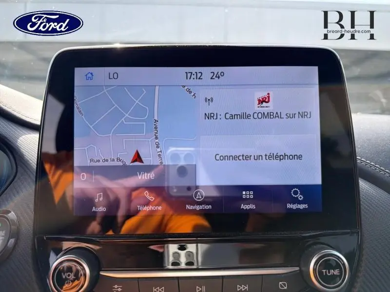 Écran tactile central du Ford Puma 2020 montrant la navigation et les options multimédia, intérieur noir.