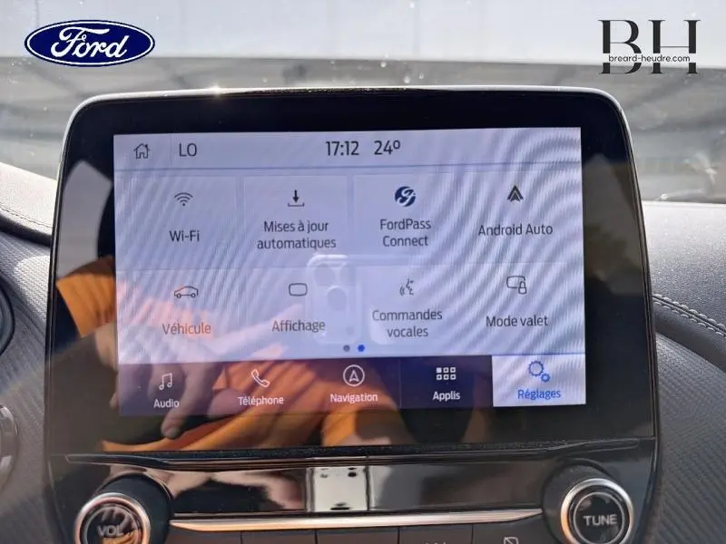 Écran tactile central de la Ford Puma 2020 affichant le menu des réglages, vue intérieure frontale.