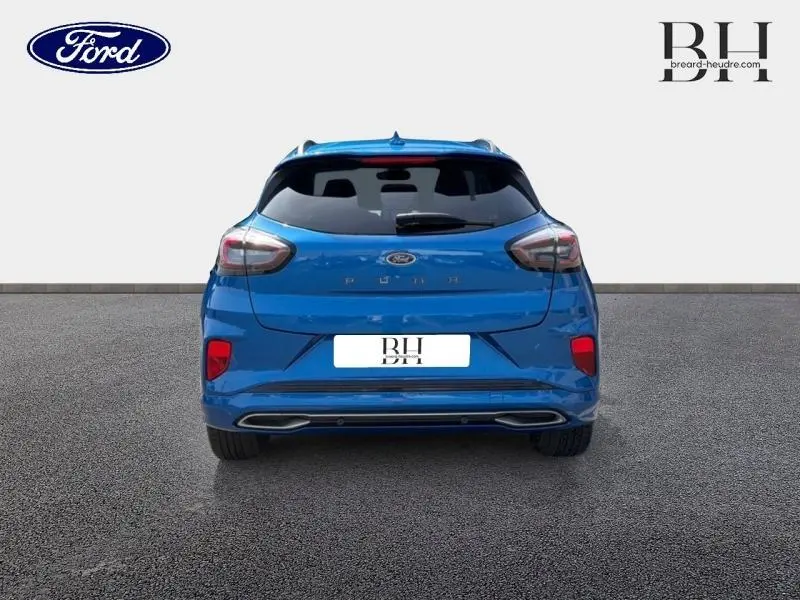 Vue arrière d'une Ford Puma 1.0 EcoBoost bleu métallisé avec hayon électrique et feux arrière LED.
