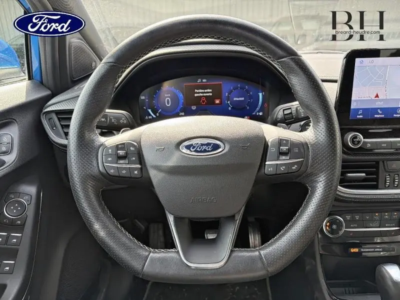 Vue centrée sur le volant cuir multifonction de la Ford Puma 2020 avec tableau de bord numérique et écran tactile GPS.