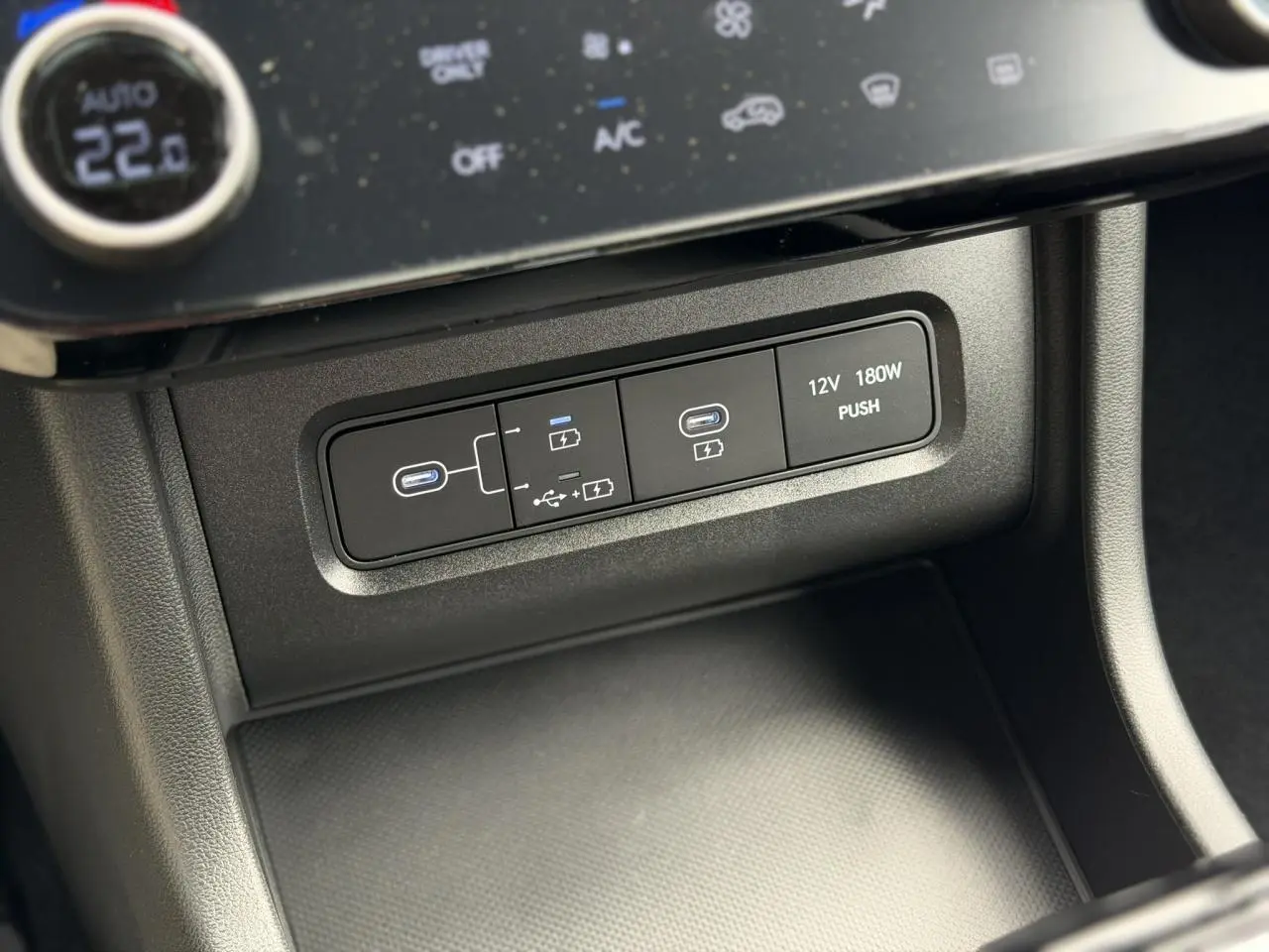 Gros plan sur la console centrale du Hyundai Tucson 2026, montrant les ports USB-C et prise 12V intégrés.