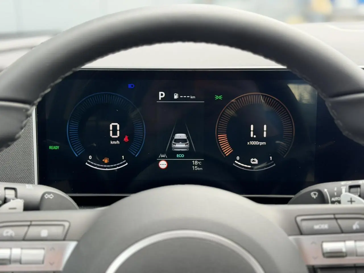 Vue rapprochée du tableau de bord numérique du Hyundai Tucson 2026, affichage clair avec compte-tours et vitesse à zéro.